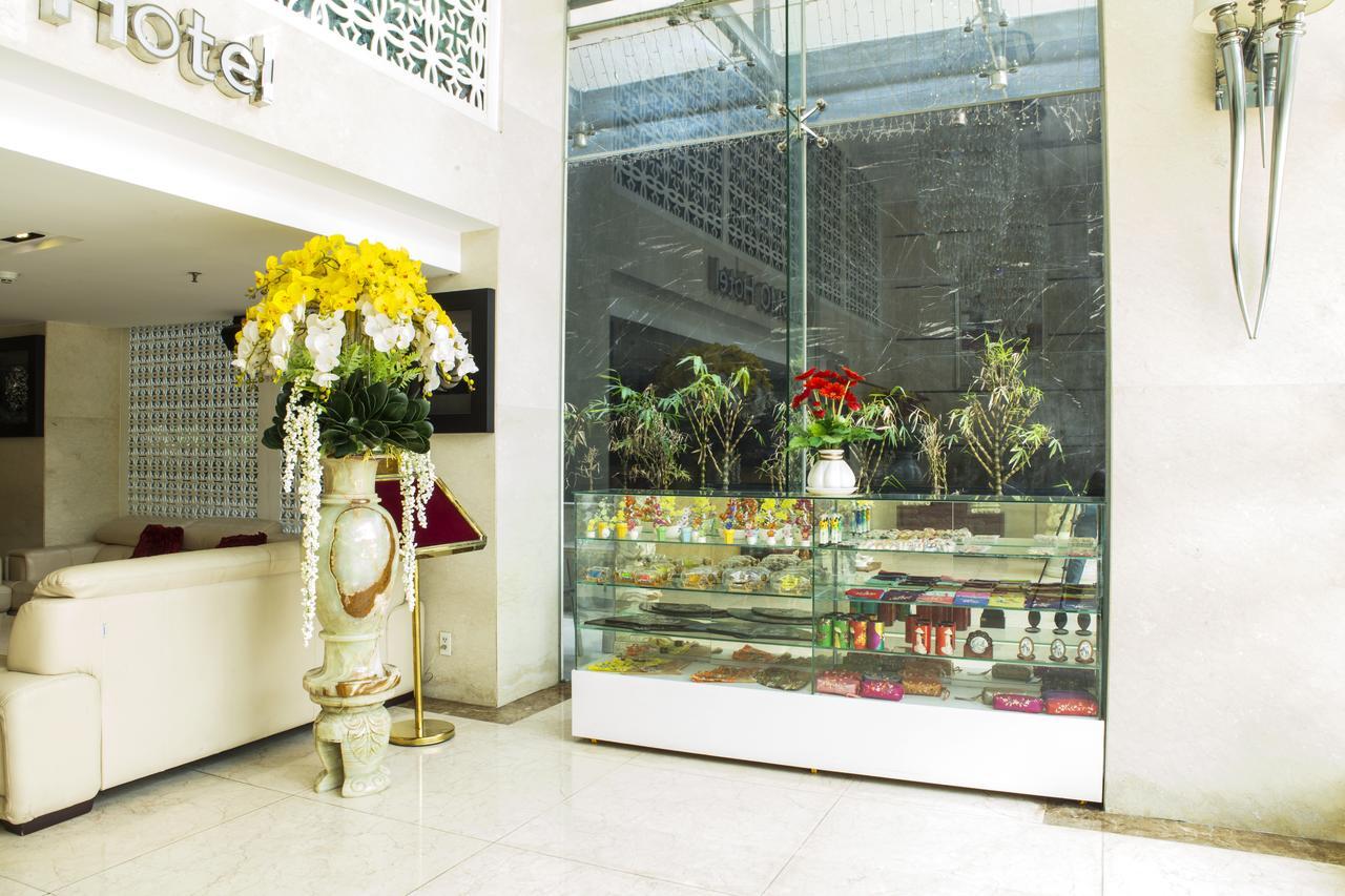 Triip Mismo Airport Hotel Ho Chi Minh-staden Exteriör bild